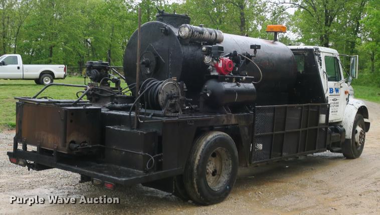 image for item DB8786 1999 International 4700 seal coat truck