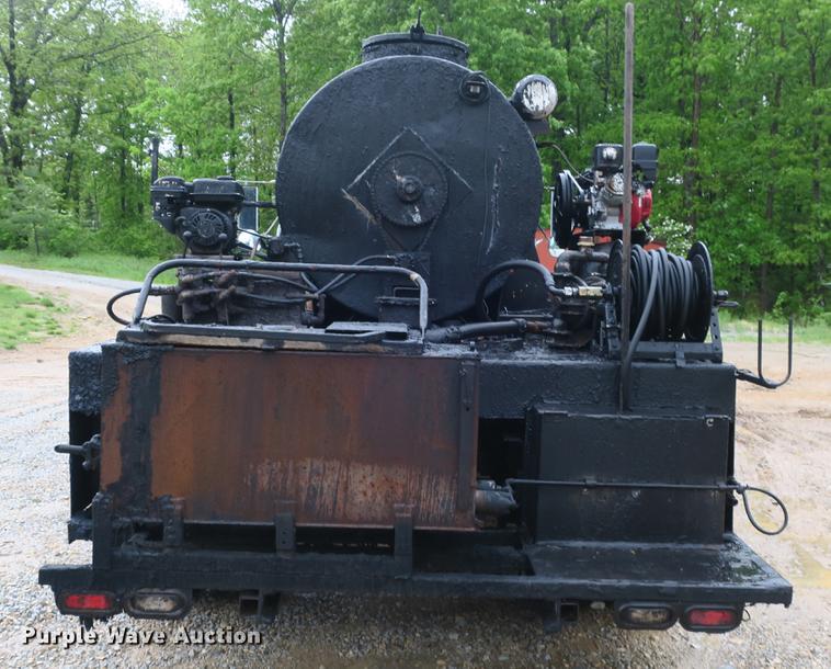 image for item DB8786 1999 International 4700 seal coat truck