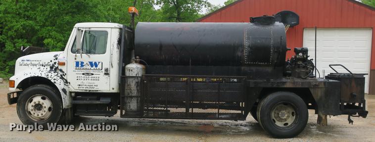 image for item DB8786 1999 International 4700 seal coat truck