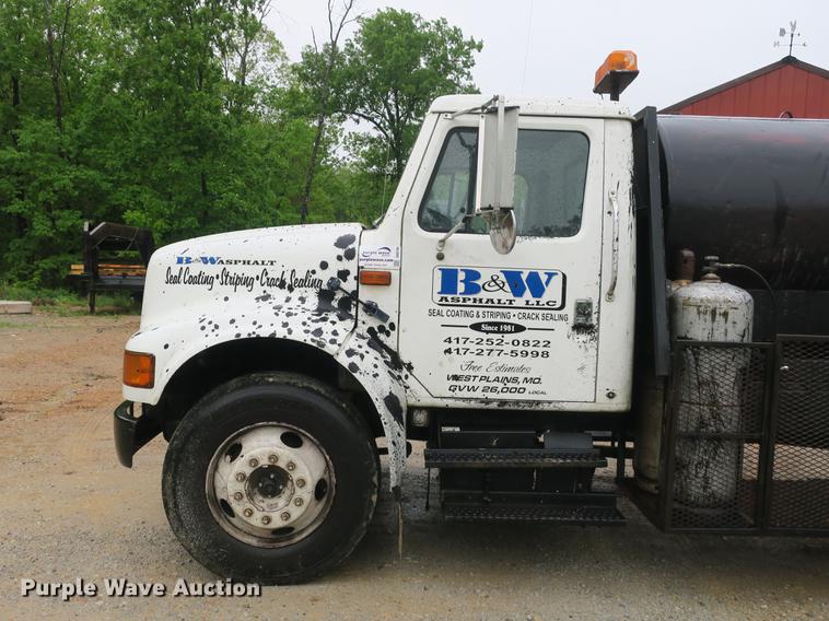 image for item DB8786 1999 International 4700 seal coat truck
