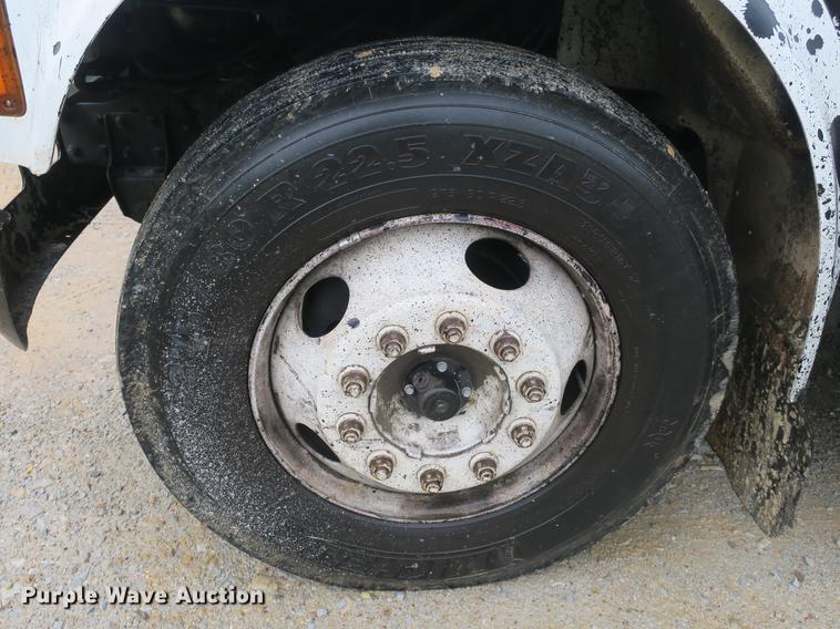 image for item DB8786 1999 International 4700 seal coat truck