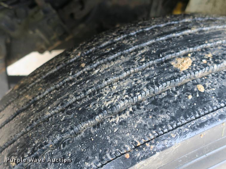 image for item DB8786 1999 International 4700 seal coat truck