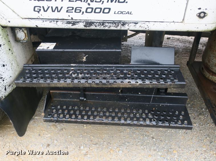 image for item DB8786 1999 International 4700 seal coat truck