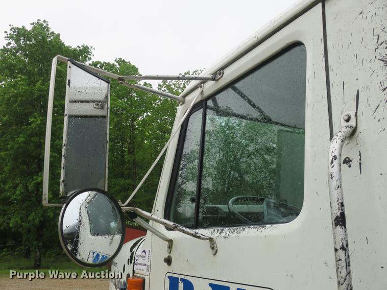 image for item DB8786 1999 International 4700 seal coat truck