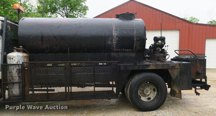 image for item DB8786 1999 International 4700 seal coat truck