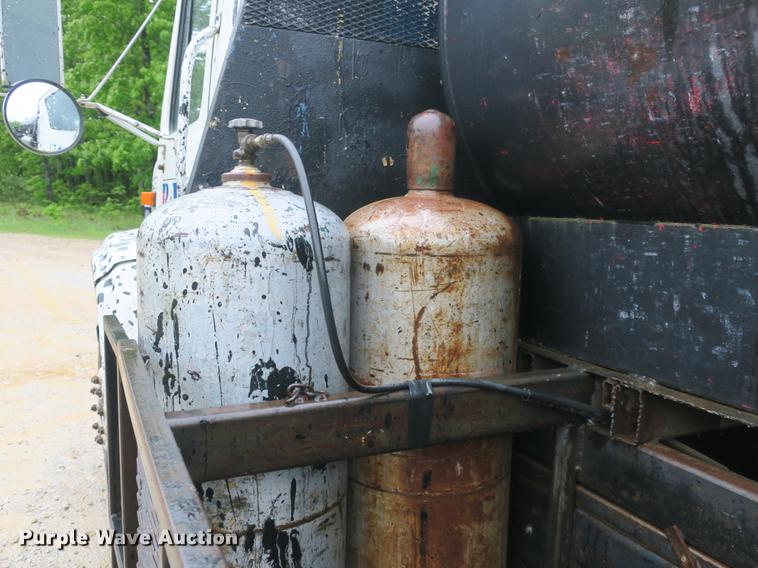 image for item DB8786 1999 International 4700 seal coat truck