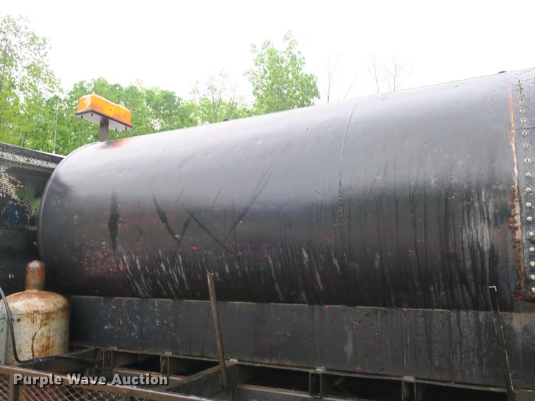 image for item DB8786 1999 International 4700 seal coat truck