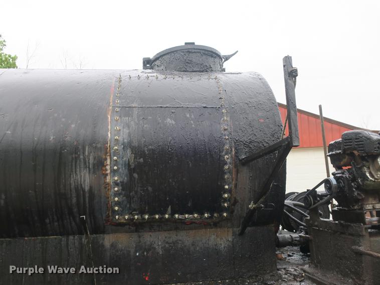 image for item DB8786 1999 International 4700 seal coat truck