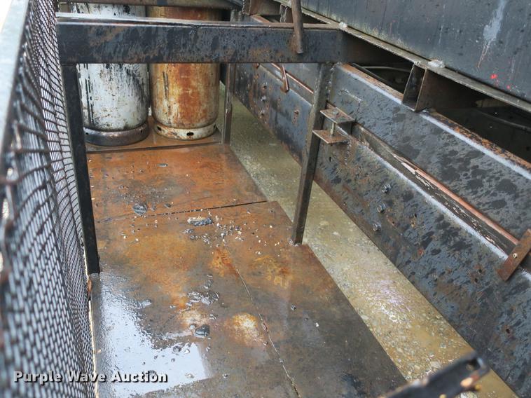 image for item DB8786 1999 International 4700 seal coat truck