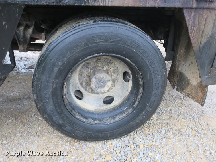 image for item DB8786 1999 International 4700 seal coat truck