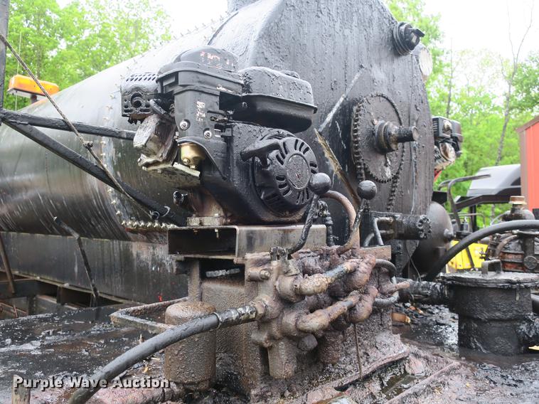 image for item DB8786 1999 International 4700 seal coat truck