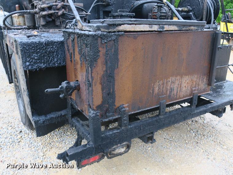 image for item DB8786 1999 International 4700 seal coat truck