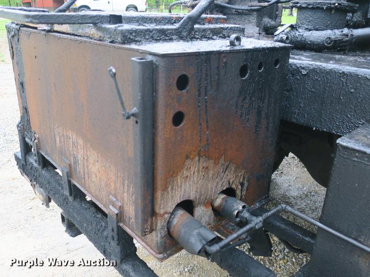 image for item DB8786 1999 International 4700 seal coat truck