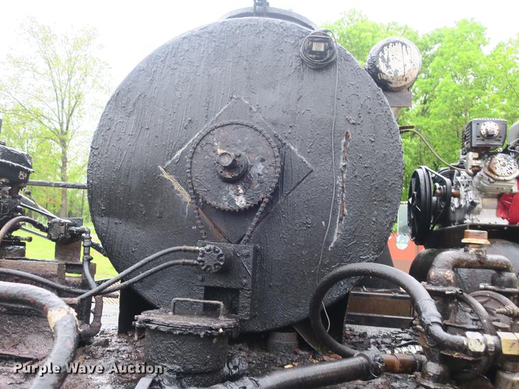 image for item DB8786 1999 International 4700 seal coat truck