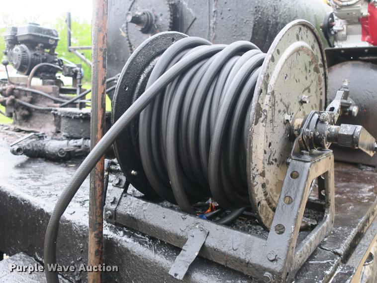 image for item DB8786 1999 International 4700 seal coat truck