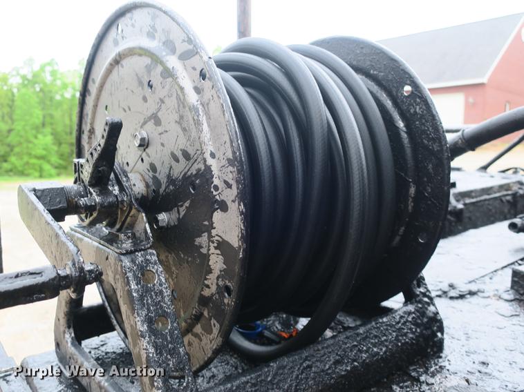 image for item DB8786 1999 International 4700 seal coat truck