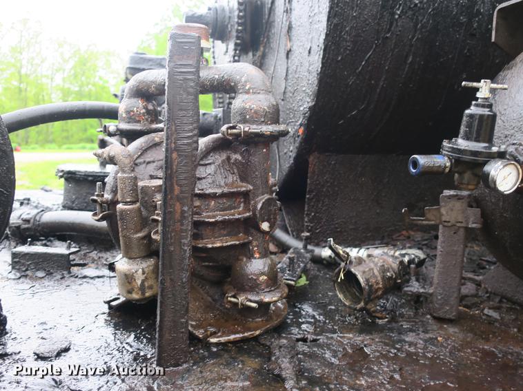 image for item DB8786 1999 International 4700 seal coat truck