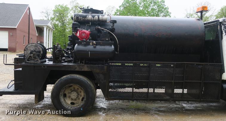 image for item DB8786 1999 International 4700 seal coat truck