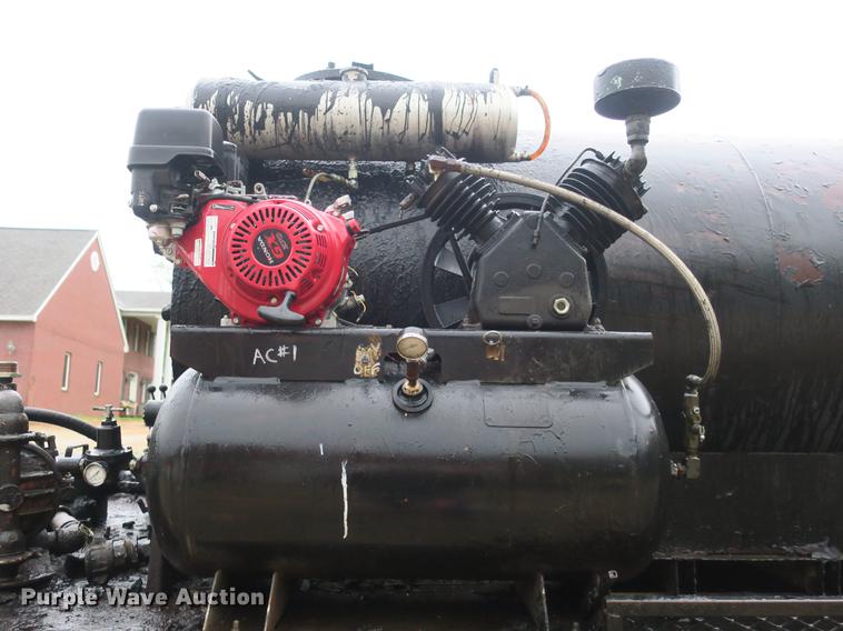 image for item DB8786 1999 International 4700 seal coat truck