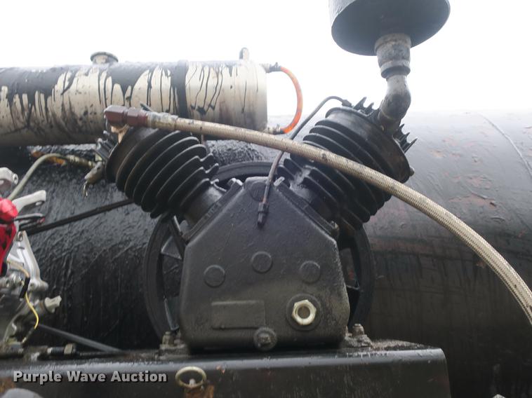 image for item DB8786 1999 International 4700 seal coat truck