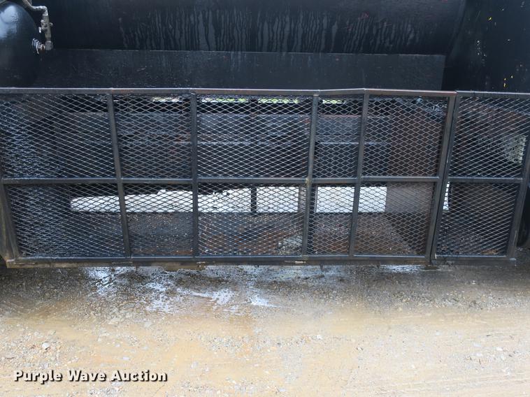 image for item DB8786 1999 International 4700 seal coat truck