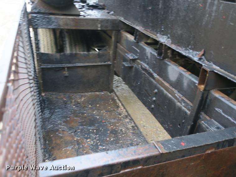 image for item DB8786 1999 International 4700 seal coat truck