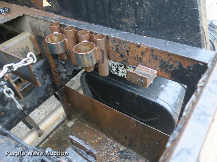 image for item DB8786 1999 International 4700 seal coat truck