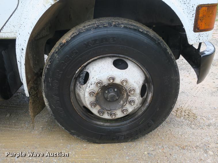 image for item DB8786 1999 International 4700 seal coat truck