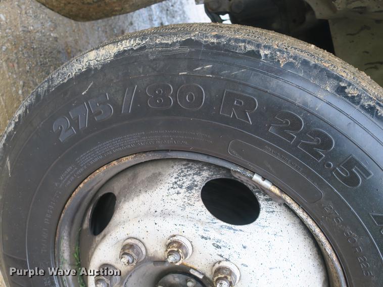 image for item DB8786 1999 International 4700 seal coat truck