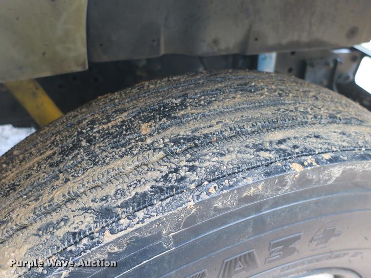 image for item DB8786 1999 International 4700 seal coat truck