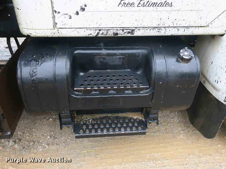 image for item DB8786 1999 International 4700 seal coat truck