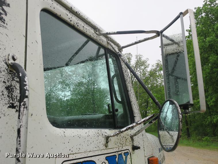 image for item DB8786 1999 International 4700 seal coat truck