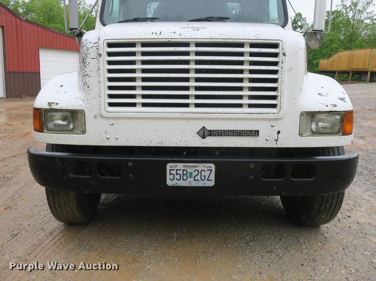 image for item DB8786 1999 International 4700 seal coat truck