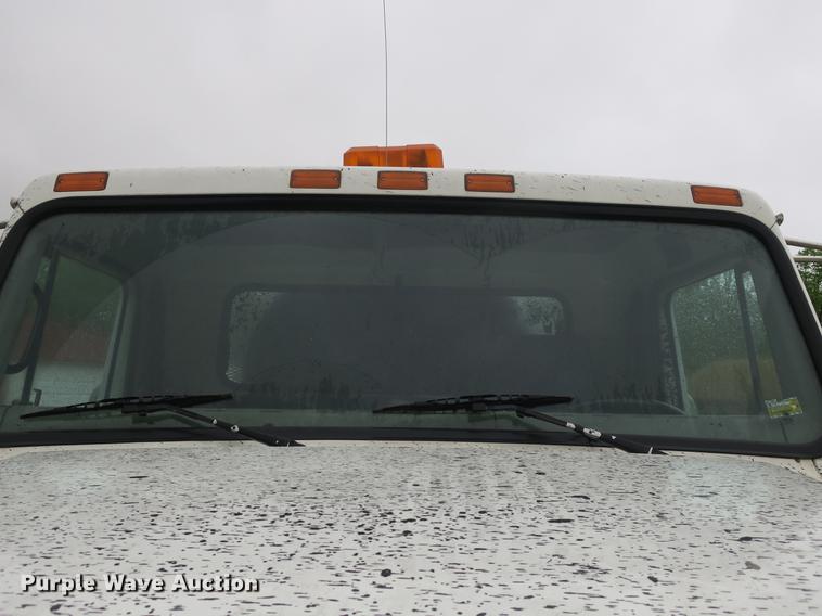 image for item DB8786 1999 International 4700 seal coat truck