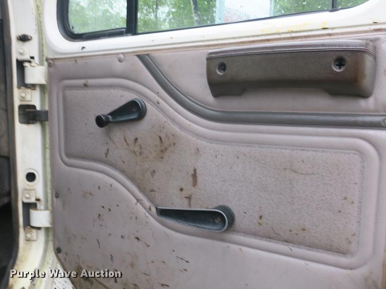 image for item DB8786 1999 International 4700 seal coat truck