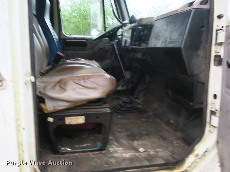 image for item DB8786 1999 International 4700 seal coat truck