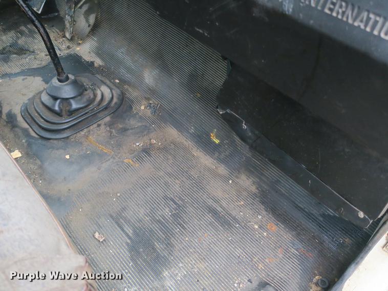 image for item DB8786 1999 International 4700 seal coat truck