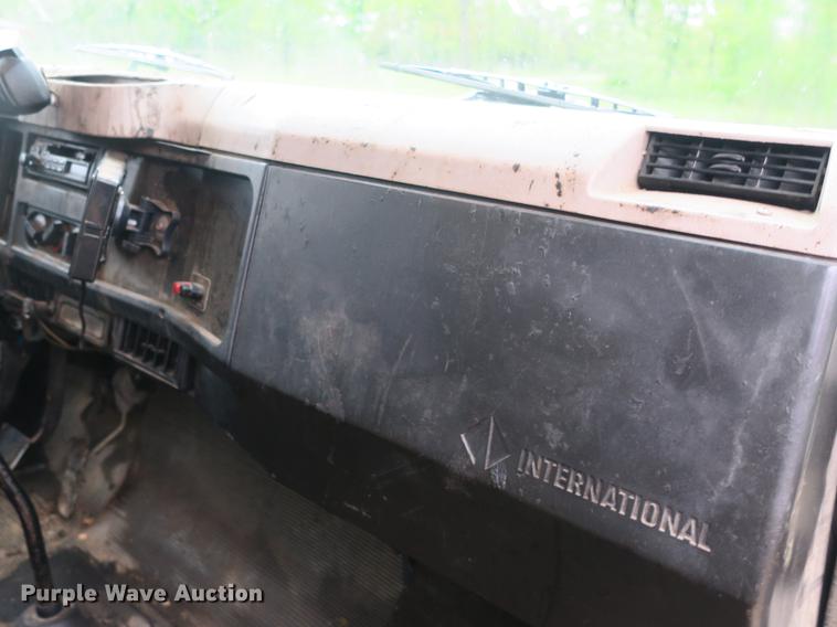 image for item DB8786 1999 International 4700 seal coat truck