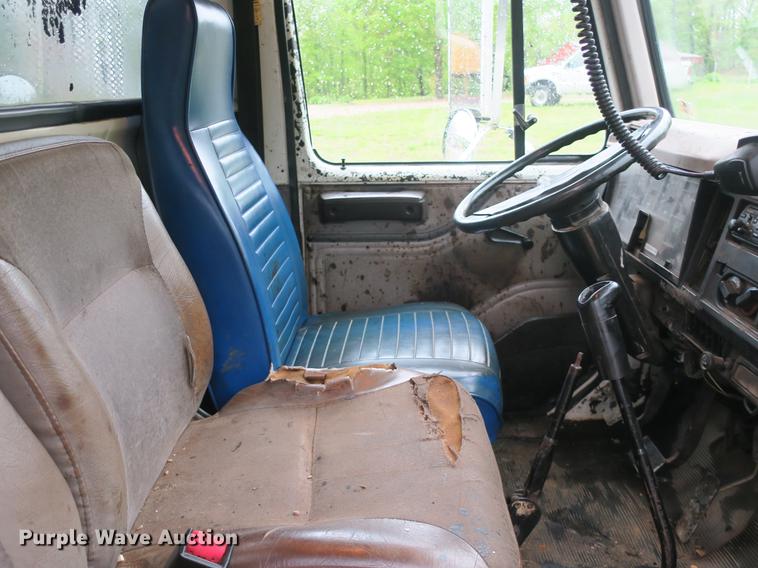 image for item DB8786 1999 International 4700 seal coat truck