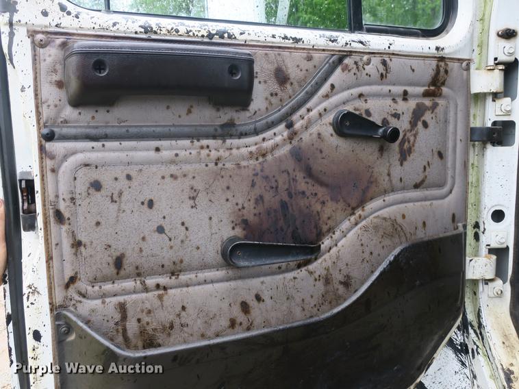 image for item DB8786 1999 International 4700 seal coat truck