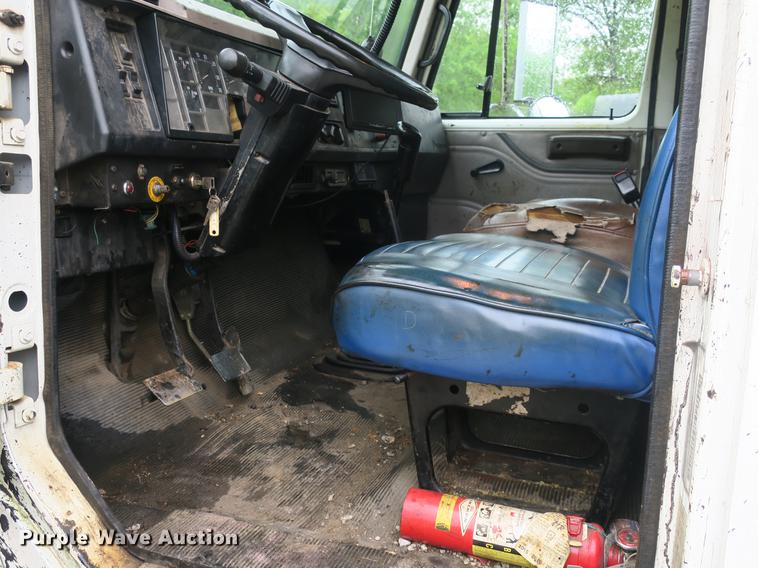 image for item DB8786 1999 International 4700 seal coat truck