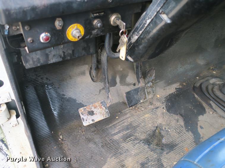 image for item DB8786 1999 International 4700 seal coat truck