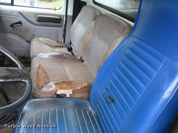 image for item DB8786 1999 International 4700 seal coat truck