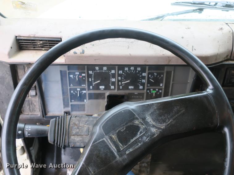 image for item DB8786 1999 International 4700 seal coat truck