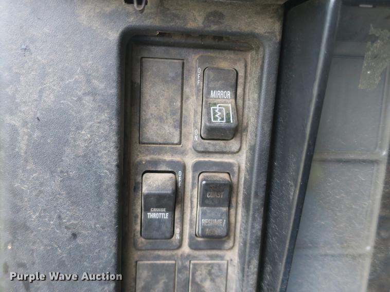 image for item DB8786 1999 International 4700 seal coat truck