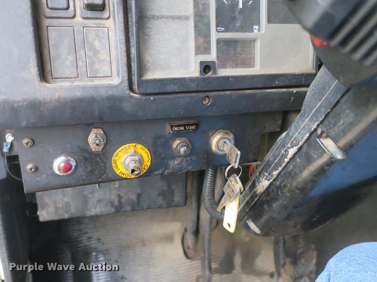 image for item DB8786 1999 International 4700 seal coat truck