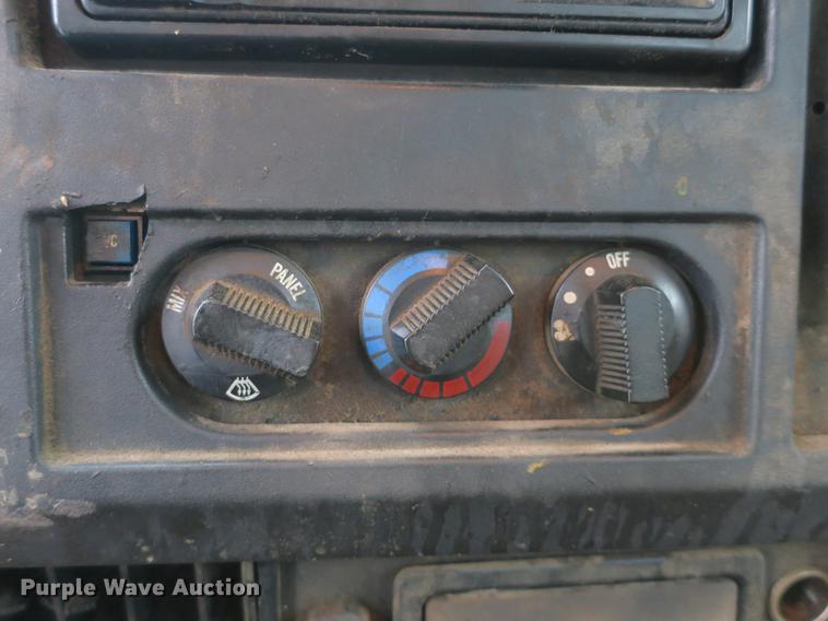 image for item DB8786 1999 International 4700 seal coat truck