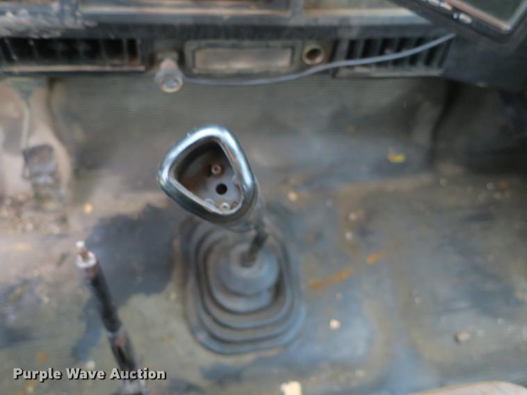 image for item DB8786 1999 International 4700 seal coat truck