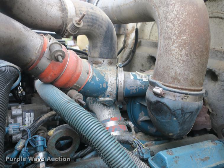 image for item DB8786 1999 International 4700 seal coat truck