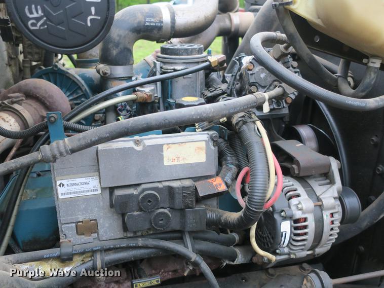 image for item DB8786 1999 International 4700 seal coat truck